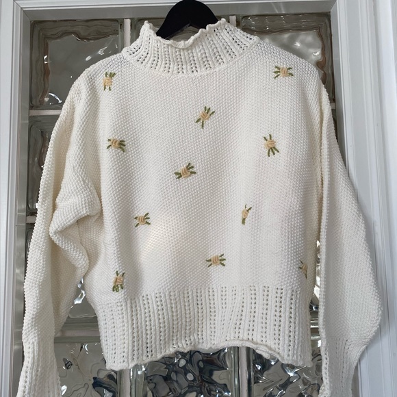 Cutest knit sweater with little flowers - Picture 1 of 4